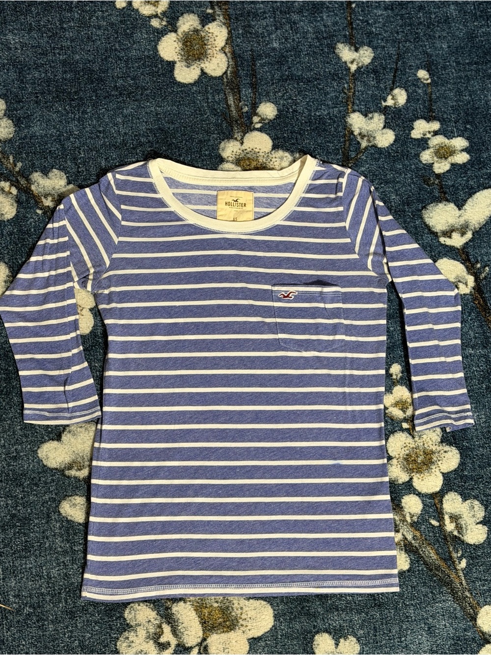 Y2K Hollister Women's Blue and White Striped
3/4 Sleeve Pocket Top XS